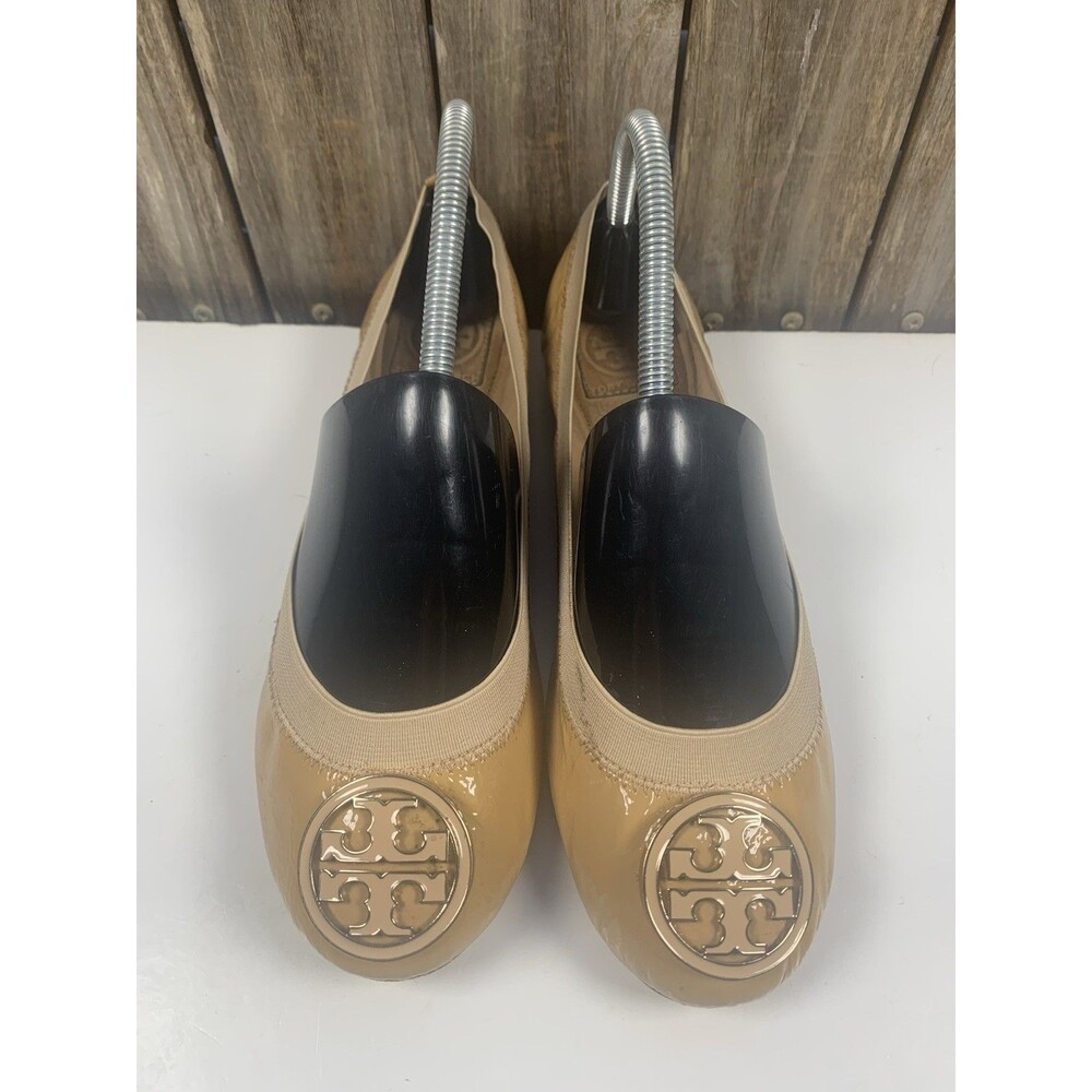 Tory Burch Caroline Women’s Sz 9 Ballet Flats Ivory Patent Leather Gold Logo - Picture 3 of 12